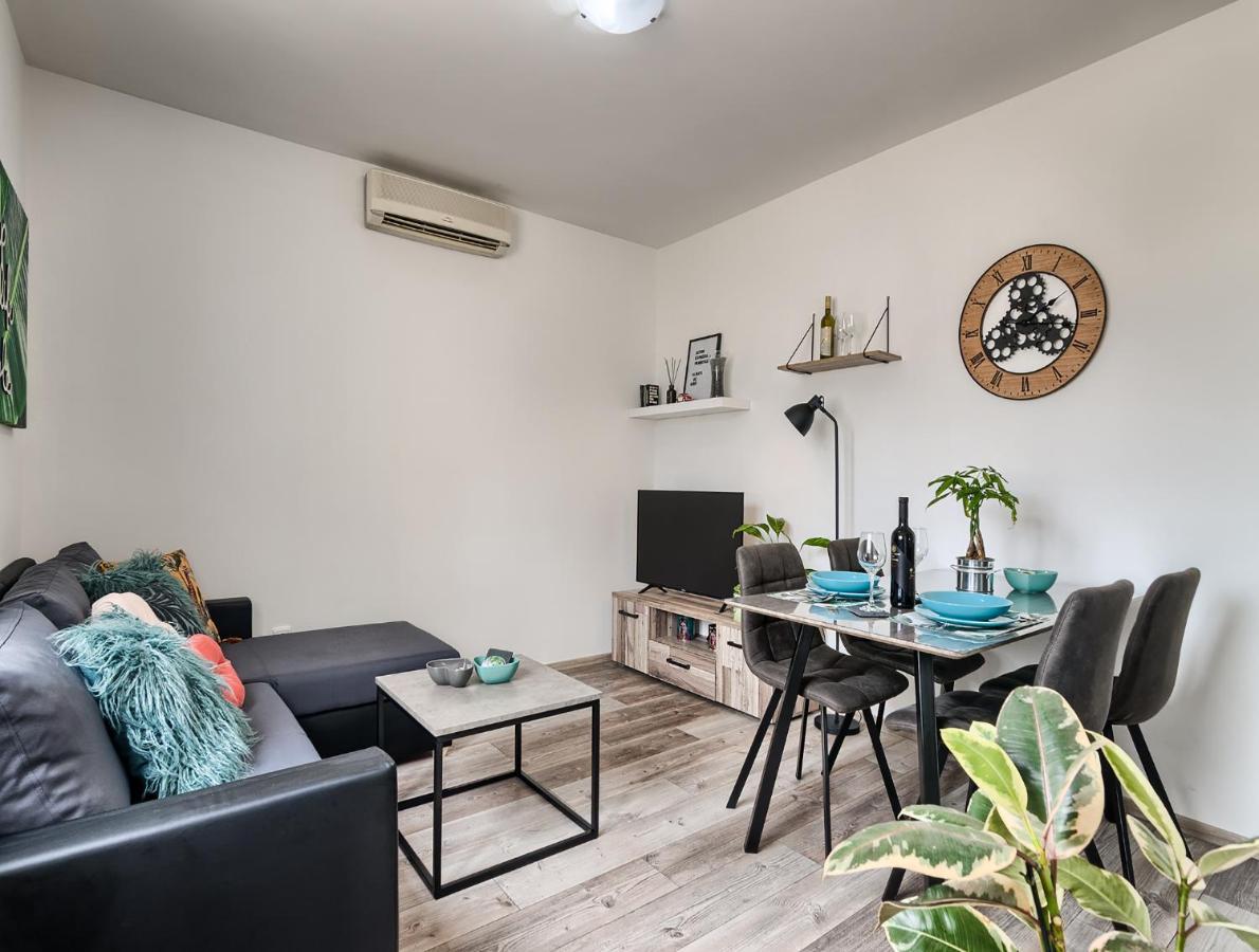 Joelle Apartment *